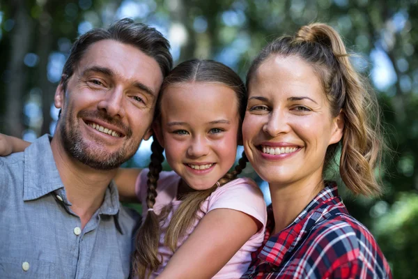 Porträt einer glücklichen Familie im Hinterhof — Stockfoto