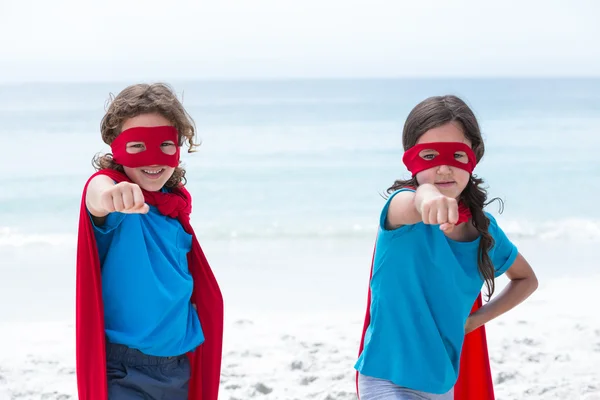 Bruder und Schwester im Superhelden-Kostüm — Stockfoto