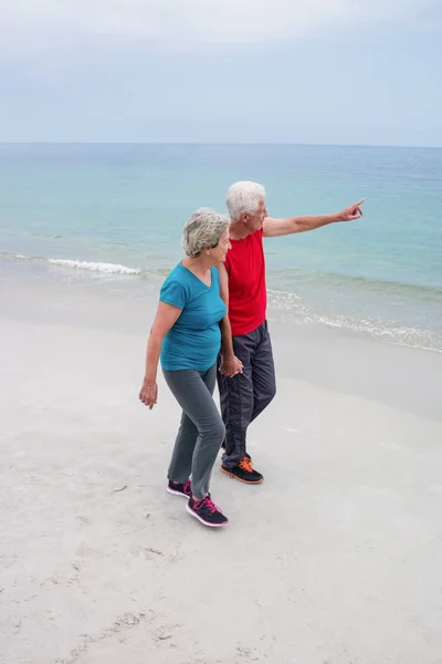 Senior paar wandelen op het strand — Stockfoto