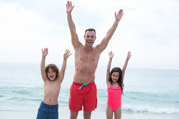 Padre e hijos con los brazos levantados — Foto de Stock