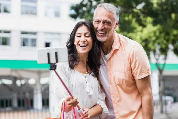 Šťastný pár při selfie na monopod — Stock fotografie