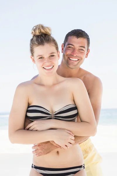 Pareja abrazándose en la playa — Foto de Stock