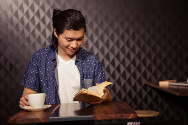 Homem lendo um livro — Fotografia de Stock