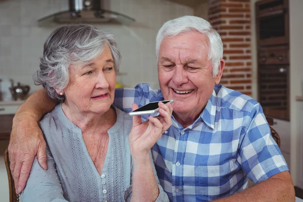 Pareja hablando por teléfono móvil — Foto de Stock