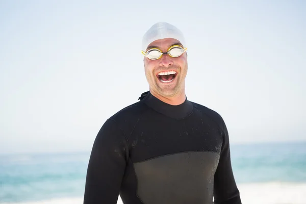 Glimlachend passen zwemmer op het strand — Stockfoto