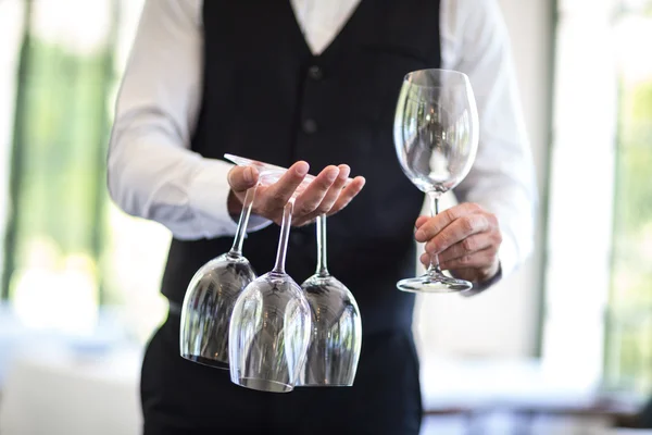Ober bedrijf wijn glazen — Stockfoto
