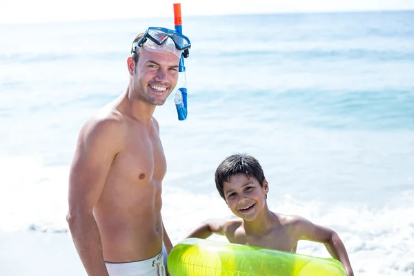 微笑着的父亲和儿子在海滩 — 图库照片