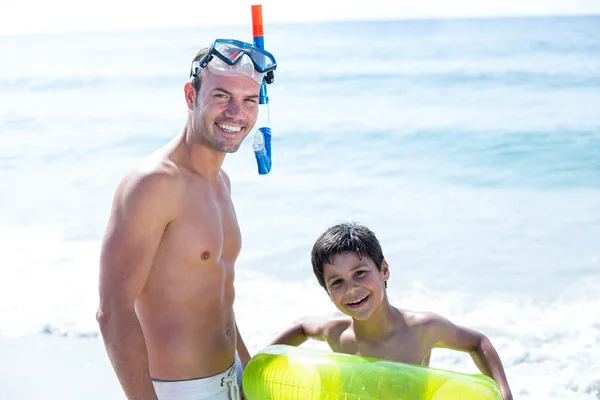 Leende far och son på stranden — Stockfoto