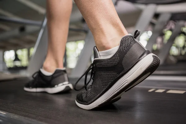 Iemands voeten tijdens het wandelen op draad molen — Stockfoto