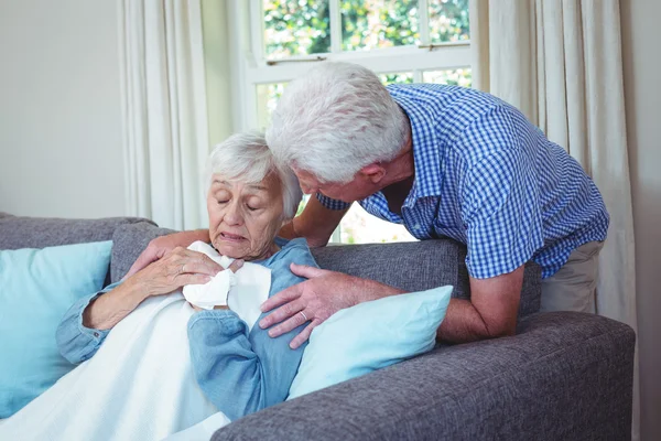 Старший разговаривает с больной женой — стоковое фото