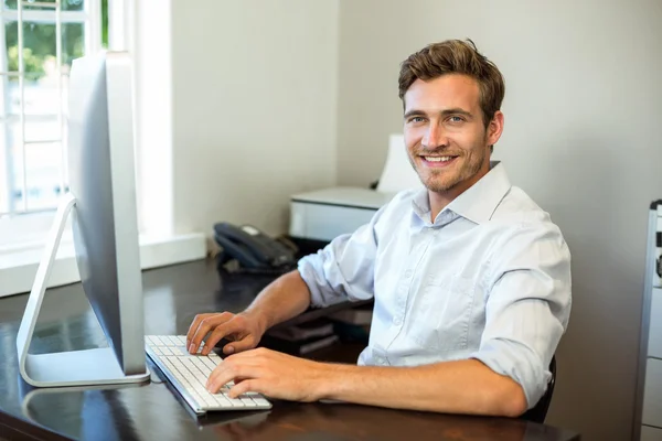 Giovane che lavora su computer — Foto Stock