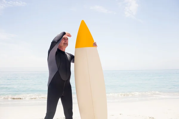 Senior man met surfboard — Stockfoto