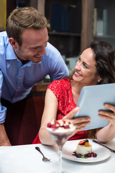 Paar nutzt Tablet — Stockfoto