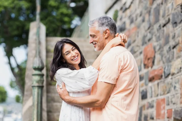 Pareja feliz abrazando —  Fotos de Stock