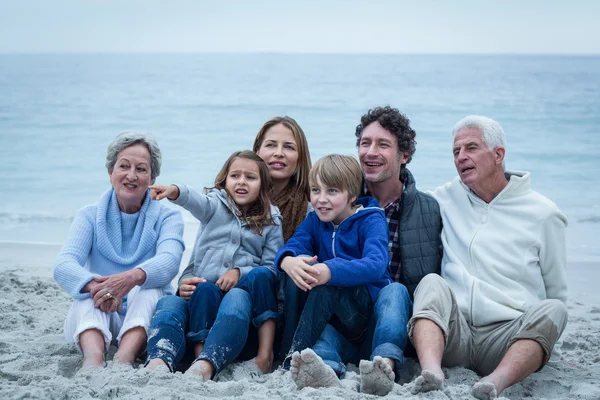 Família olhando para longe enquanto sentado — Fotografia de Stock