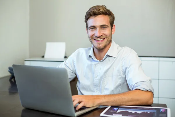 Homem trabalhando no laptop no escritório — Fotografia de Stock
