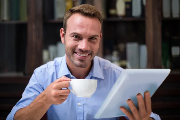 Affärsman med tablett på restaurang — Stockfoto