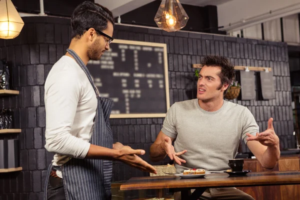 Camarero y cliente teniendo una discusión — Foto de Stock