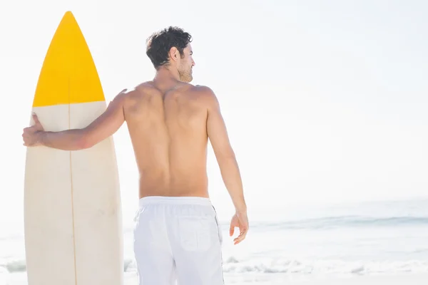 男人在海滩上的抱着冲浪板 — 图库照片