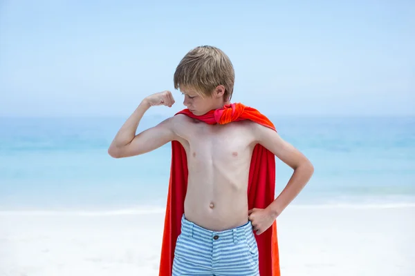 超级英雄服装展示肌肉的男孩 — 图库照片