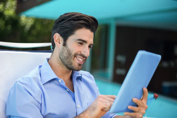 Smart man använder tablet nära pool — Stockfoto