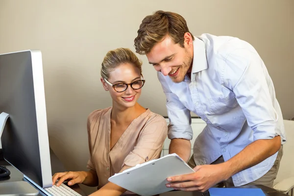 Kollegen diskutieren Dokumente — Stockfoto