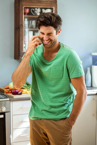 Uomo che parla al telefono in cucina — Foto Stock