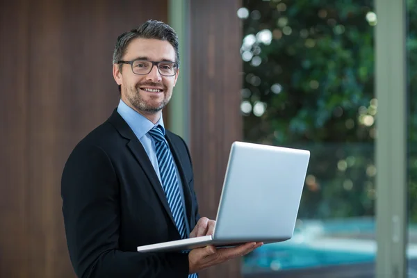 Biznesmen korzystający z laptopa — Zdjęcie stockowe