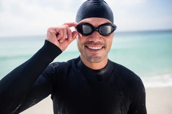 Hombre en traje de neopreno y gafas de natación — Foto de Stock