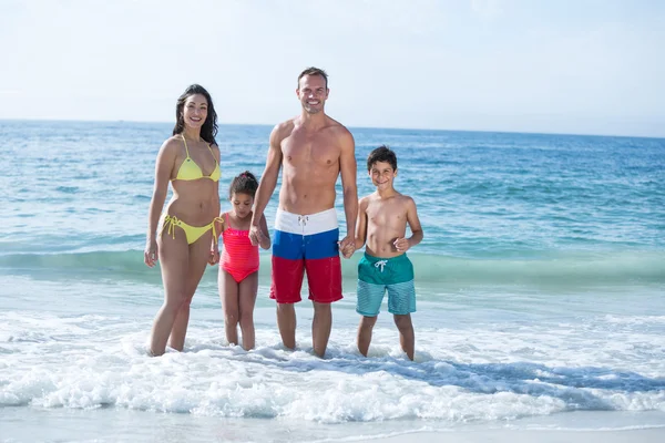 Familjen står i grunt vatten — Stockfoto