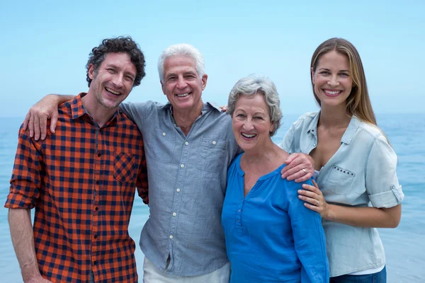 Fröhliche Familie am Meer — Stockfoto