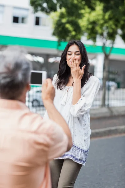 Mężczyzna fotografowanie kobieta dmuchanie pocałunek — Zdjęcie stockowe
