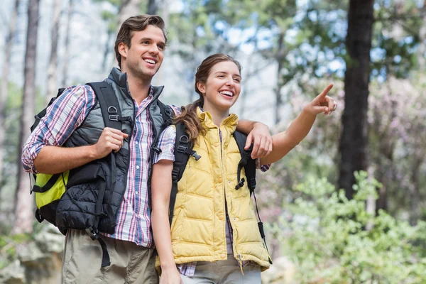 Sorrindo casal olhando para longe — Fotografia de Stock