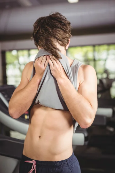 Uomo stanco pulire il viso dopo l'allenamento — Foto Stock