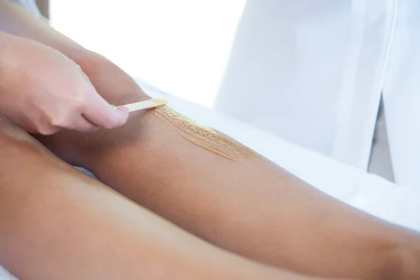 Woman getting her legs waxed — Stock Photo, Image