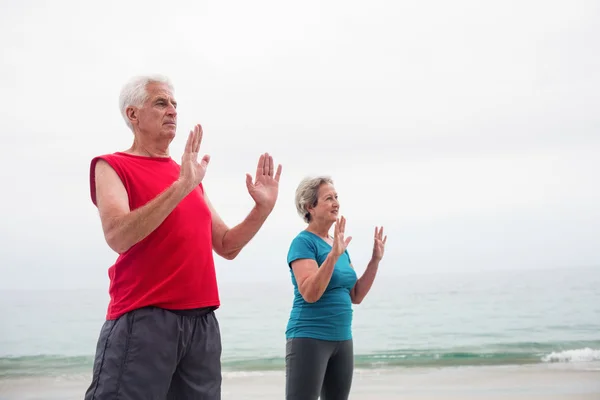 Pareja mayor haciendo ejercicio en la playa — Foto de Stock