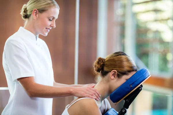 Vrouw ontvangen van massage in het massagestoel — Stockfoto