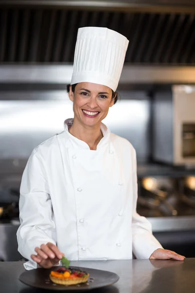 Chef-kok permanent in commerciële keuken — Stockfoto