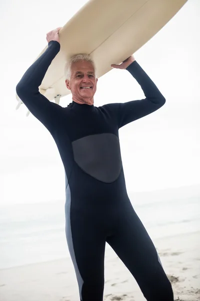 Senior tenant une planche de surf — Photo
