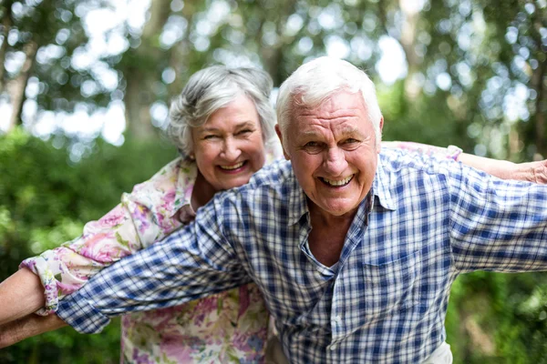 Couple avec les bras tendus — Photo