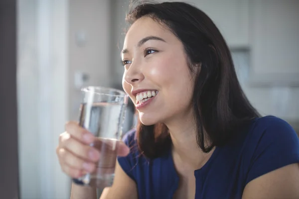 Kobieta, popijając szklanką wody w kuchni — Zdjęcie stockowe