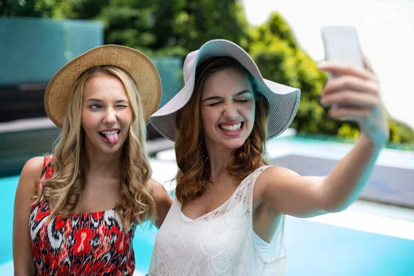 Vrouwen nemen selfie bij zwembad — Stockfoto