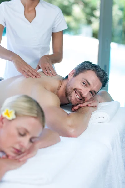 Man ontvangt rugmassage — Stockfoto