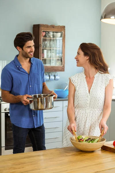 Gelukkige paar werken in keuken — Stockfoto