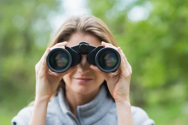 Mulher bonita com binocular — Fotografia de Stock