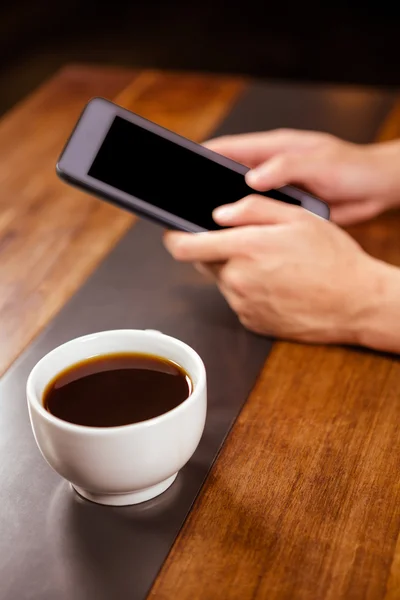 Närbild av person som använder Tablet PC — Stockfoto