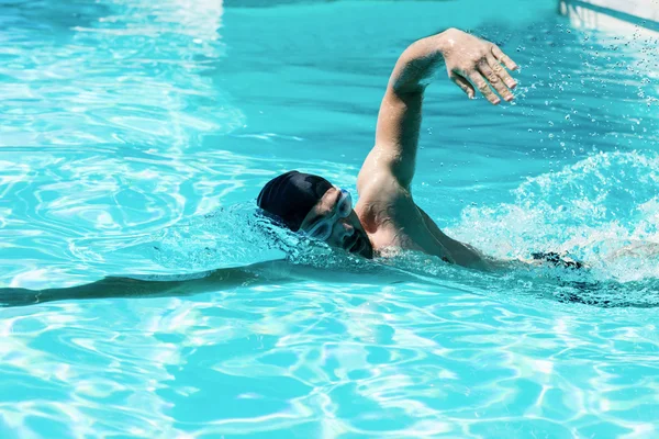 Fitter Schwimmer beim Frontkrabbeln — Stockfoto