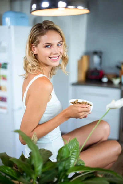 Frau frühstückt in Küche — Stockfoto