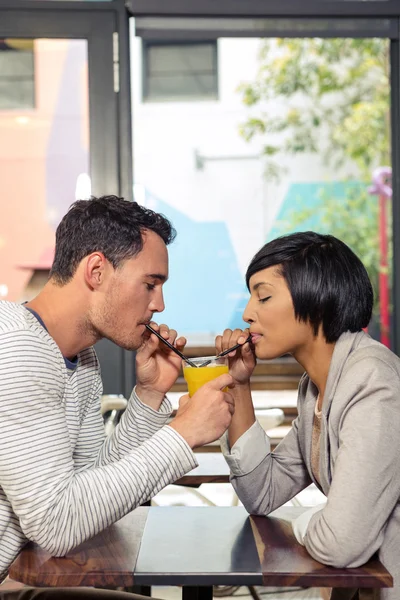 Casal beber juntos suco — Fotografia de Stock