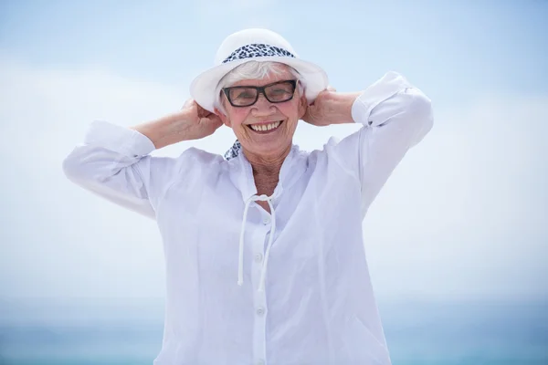 Femme âgée gaie à la plage — Photo